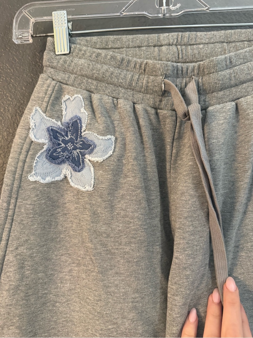 DRIFTWOOD • French terry gathered pants sweatpants - XS gray floral appliqué - Picture 3 of 7